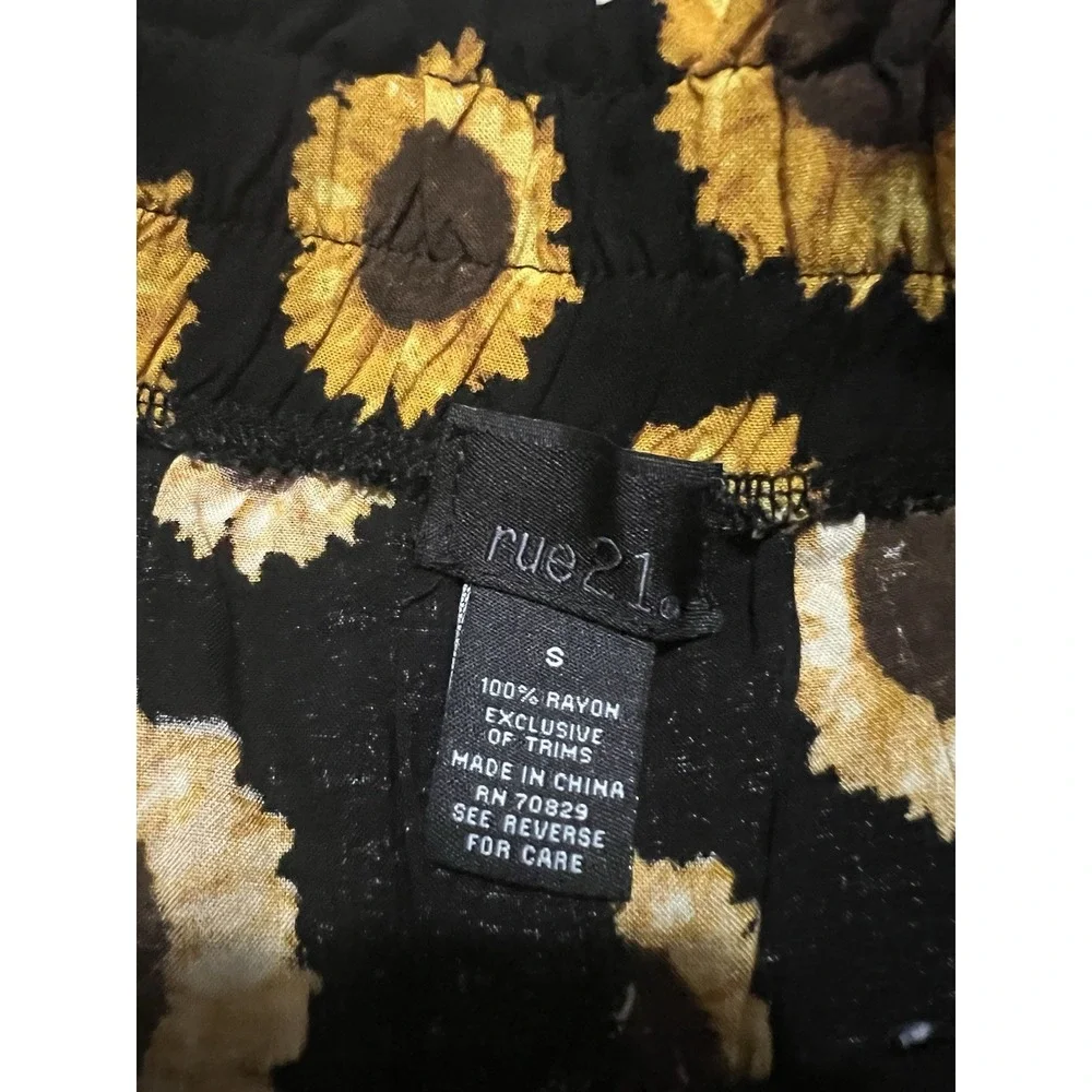 Rue 21 Shorts Floral‎ Print Women's Size Small Sunflower Black Drawstring